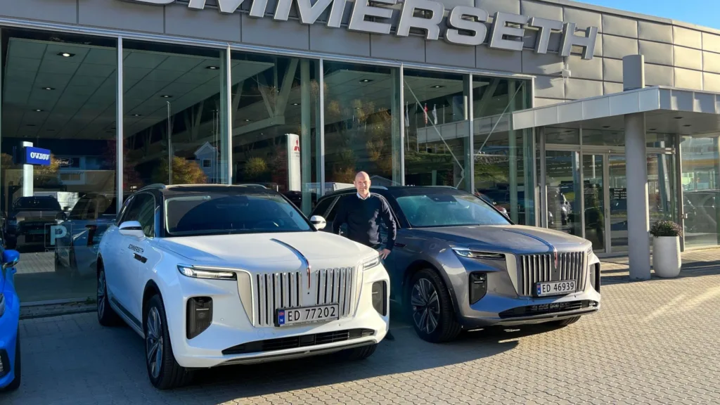 Hvit og grå Hongqi E-HS9 utstilt utenfor Sommerseth