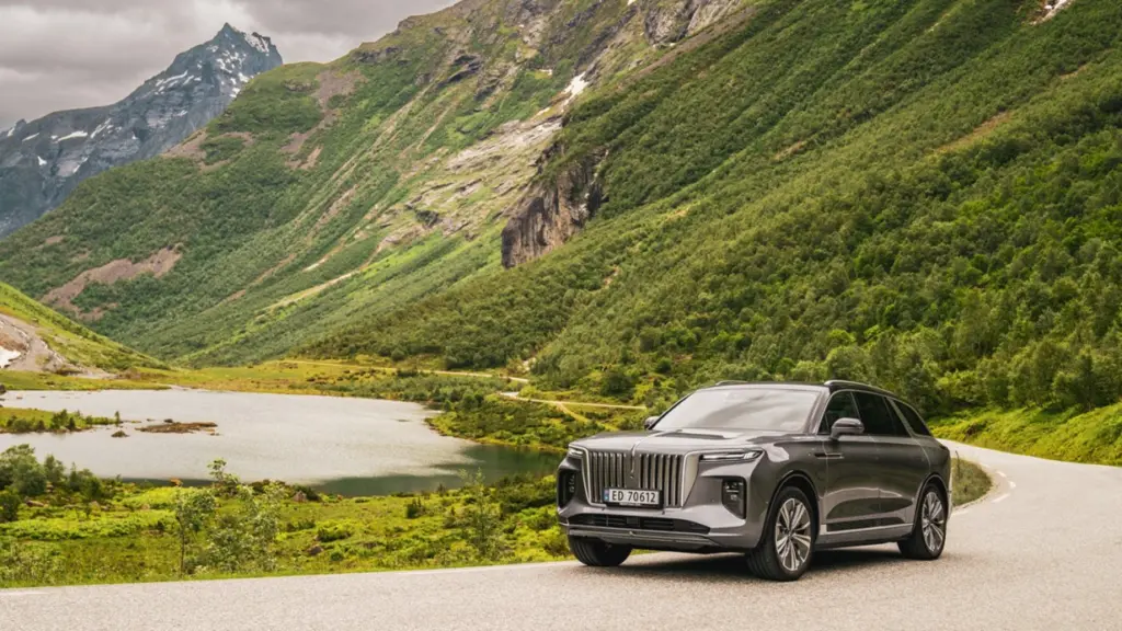 Hongqi E-HS9 på ferietur i Nord-Norge