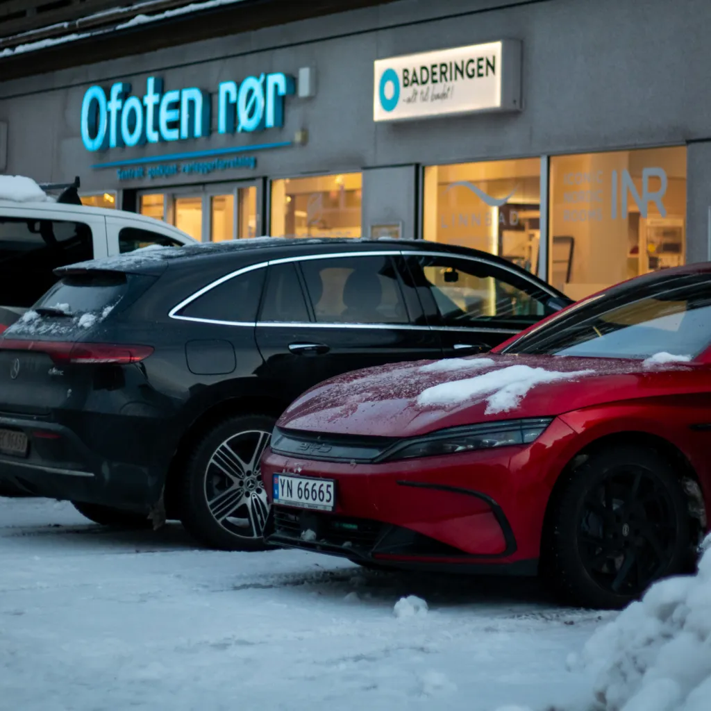 Rød BYD foran butikkfasade med snødekt parkeringsplass