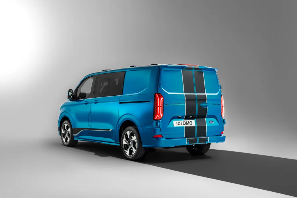 Tøffe nye ford e-transit custom bak