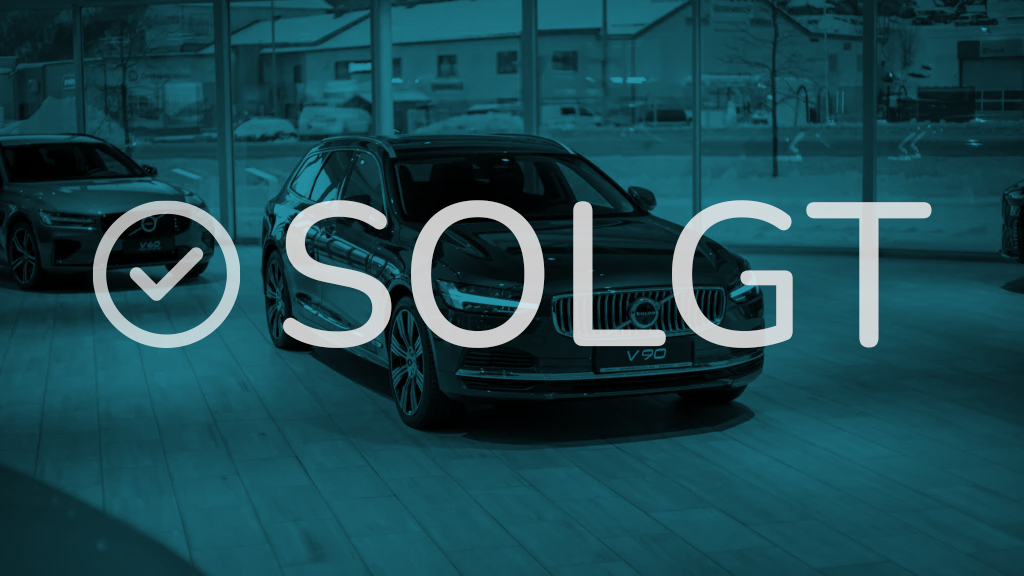 Biler i showroom merket med "Solgt".