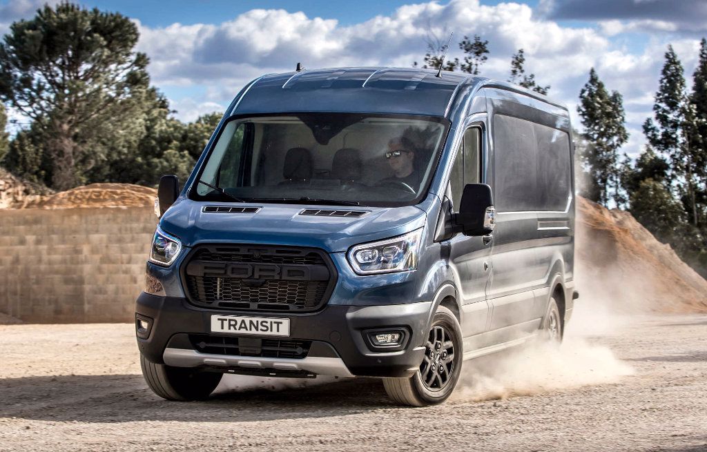 Ford Transit AWD varebil på grusvei.