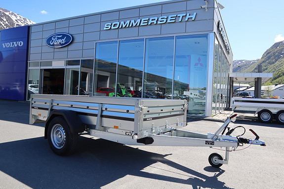 Tilhenger foran bilforhandler Sommer-seth, Volvo og Ford logoer.