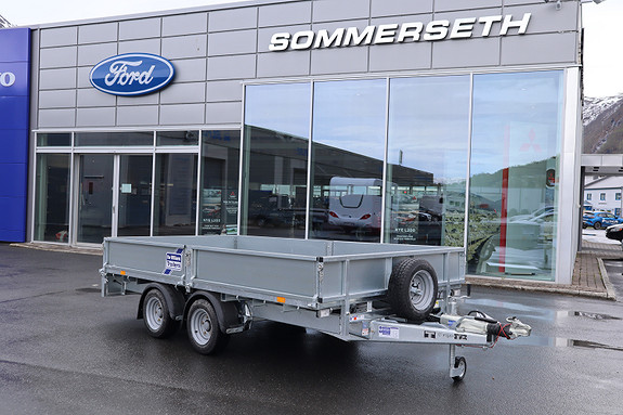 Tilhenger foran Ford-forhandler Sommereseth.